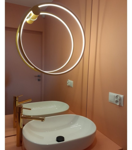 Echo koło kinkiet 120 Ramko 67946 Okrągły profil aluminiowy ze zintegrowanym mlecznym dyfuzorem do wewnątrz.